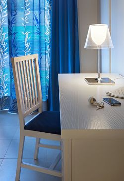 Candeeiro de Mesa Ktribe T1 Dim Eu Prata